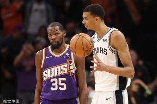 足球迷翘首 足球迷翘首